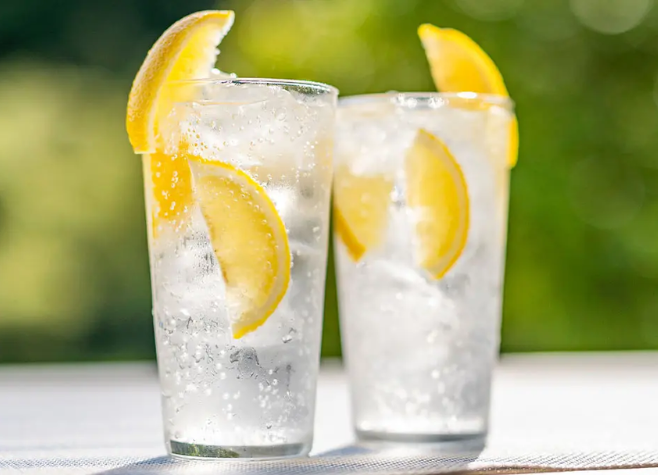 Água com gás faz bem? Especialistas explicam benefícios e quando evitar a bebida