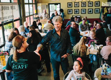 Jon Bon Jovi cria restaurante que oferece refeições a quem precisa: pague o que puder