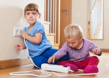 Como prevenir acidentes domésticos com crianças durante as férias e festas de fim de ano