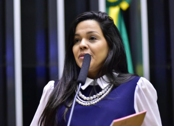 Aliada de Michelle e pivô de crise com Flávio Bolsonaro assume vaga na Câmara dos Deputados