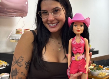 Ana Castela ganha versão em boneca com figurino completo e tatuagens adesivas