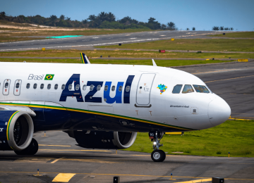 Azul é condenada a indenizar passageira que perdeu festa de aniversário por atraso em voo 