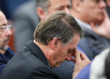 Bolsonaro usará tornozeleira eletrônica por ordem do STF; PF aponta risco de fuga e obstrução