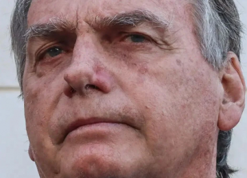 Bolsonaro passa mal na prisão e é levado ao hospital em Brasília