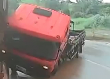 Câmera flagra caminhão derrapando na BR-040 e batendo em carreta em Minas Gerais