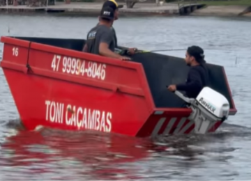 Pescador transforma caçamba de lixo em barco e viralizam