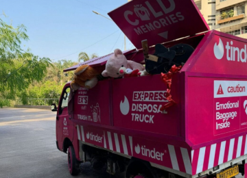 Tinder aposta em desapego emocional com caminhão de lixo para ex-relacionamentos 