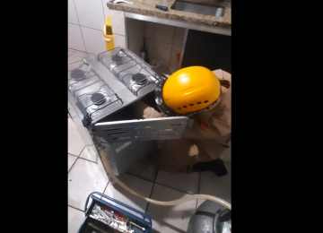Gatinho fica preso dentro de fogão e bombeiros fazem resgate 