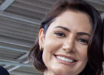 Michelle Bolsonaro aciona Justiça após ser chamada de ex-garota de programa em podcast 