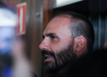 PT pede suspensão do mandato e bloqueio dos vencimentos de Eduardo Bolsonaro após fim de licença 