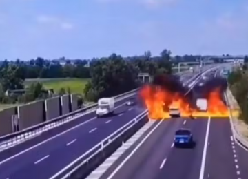  Ultraleve cai e explode em estrada na Itália, deixando dois mortos 