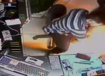 Técnico em Goiás vive susto após bateria de celular explodir duas vezes em loja 