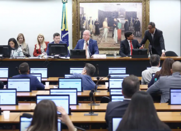 CCJ aprova aumento de pena para aliciamento de crianças na internet 