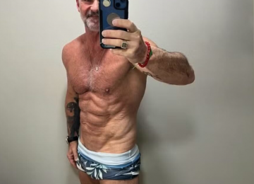 Mateus Carrieri exibe shape com 10% de gordura e relembra polêmica ao posar nu nos anos 90 