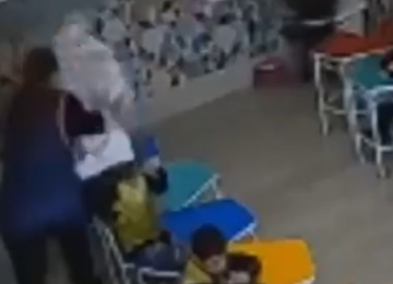 Professora é demitida após agredir aluno de 4 anos com livros