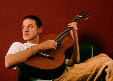 Teatro Goiânia recebe show intimista do cantor Rubel nesta segunda 