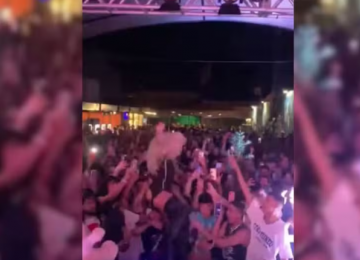 Pabllo Vittar cai do palco durante show em Goiânia, mas se recupera rapidamente