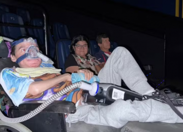 Paciente com doença rara comove ao conseguir ir ao cinema após 7 anos