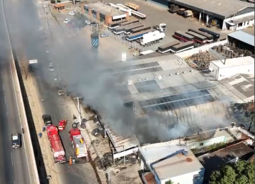 Bombeiros combatem incêndio em loja de pneus em Goiânia 