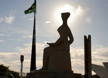 Primeiro dia de julgamento de Bolsonaro tem votos pela condenação