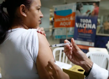 Vacina da covid também protege contra complicações cardíacas da doença