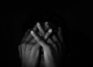 Estudo alerta: adolescente sofre autolesão a cada 10 minutos no Brasil