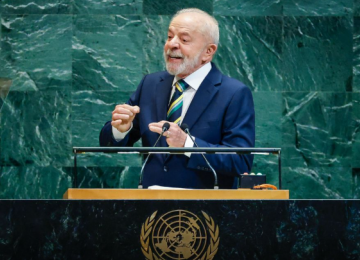Lula critica sanções e diz que Brasil resiste na defesa da democracia