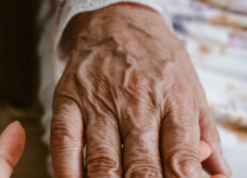 Justiça reconhece paternidade e maternidade socioafetivas de idosa mantida em casa por décadas