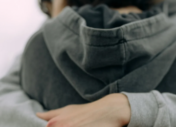 Abraçar faz bem ao coração e à mente, apontam estudos sobre os efeitos do contato físico