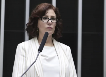 Gastos de gabinete de Carla Zambelli voltam a subir após licença