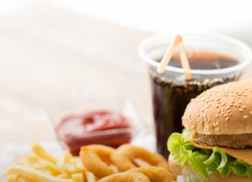 Consumo de ultraprocessados no Brasil mais que dobrou desde os anos 1980, alerta estudo global