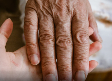 Comer sozinho pode prejudicar a saúde de idosos, aponta estudo 