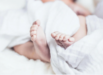 Mãe se arrepende após entregar bebê a casal; Justiça avalia guarda