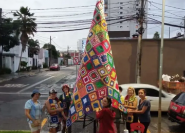 Árvore de Natal feita de crochê reúne trabalho de 140 voluntários em Anápolis