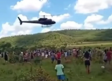 Frigorífico usa helicóptero para jogar carne para moradores em Goiás