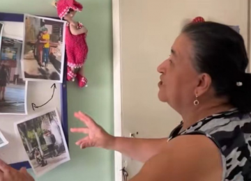 Idosa vende fofocas da vizinhança e compra duas casas com a renda