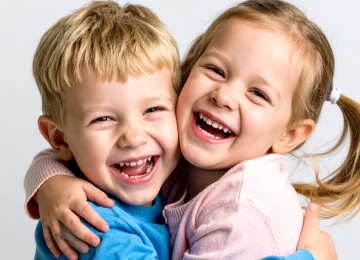 Por que o abraço regula emoções e impacta a saúde mental, segundo a psicologia