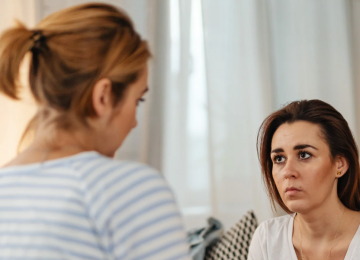 Por que algumas pessoas evitam olhar nos olhos ao falar, segundo a psicologia