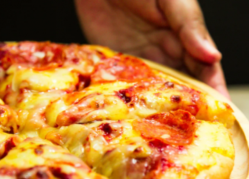 Delegado preso por suspeita de desvios pediu pizza e manteve rotina irregular na prisão, aponta MP