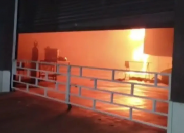 Incêndio destrói galpão de ônibus e equipamentos de shows em Goiânia