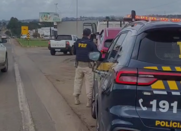 PRF apreende veículo com inúmeras infrações na BR-060
