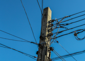 Trabalhador morre após choque elétrico em poste na BR-040