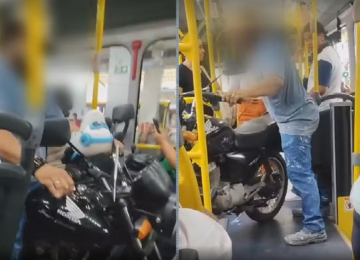 Passageiro entra em ônibus de Goiânia carregando moto