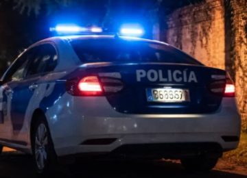 Policial é expulso após ato íntimo em viatura na rua