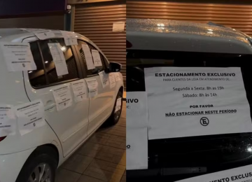 Carro é coberto por recados após parar em vaga de loja