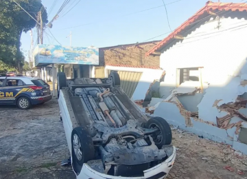 Motorista embriagado capota carro e invade casa em Goiânia