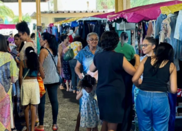 Feira Cabide Rosa reúne 40 brechós e adoção de pets