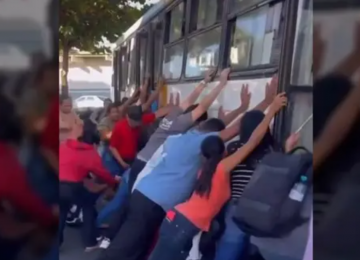 Motociclista fica sob ônibus e é salvo por populares em GO