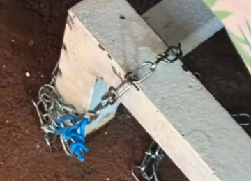 Mãe é presa em Goiás suspeita de manter filho acorrentado