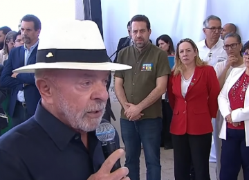 Lula chama Flávio Bolsonaro de imbecil e traidor da pátria